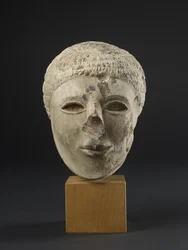 Kalkstenen beeldje van een bebaarde man